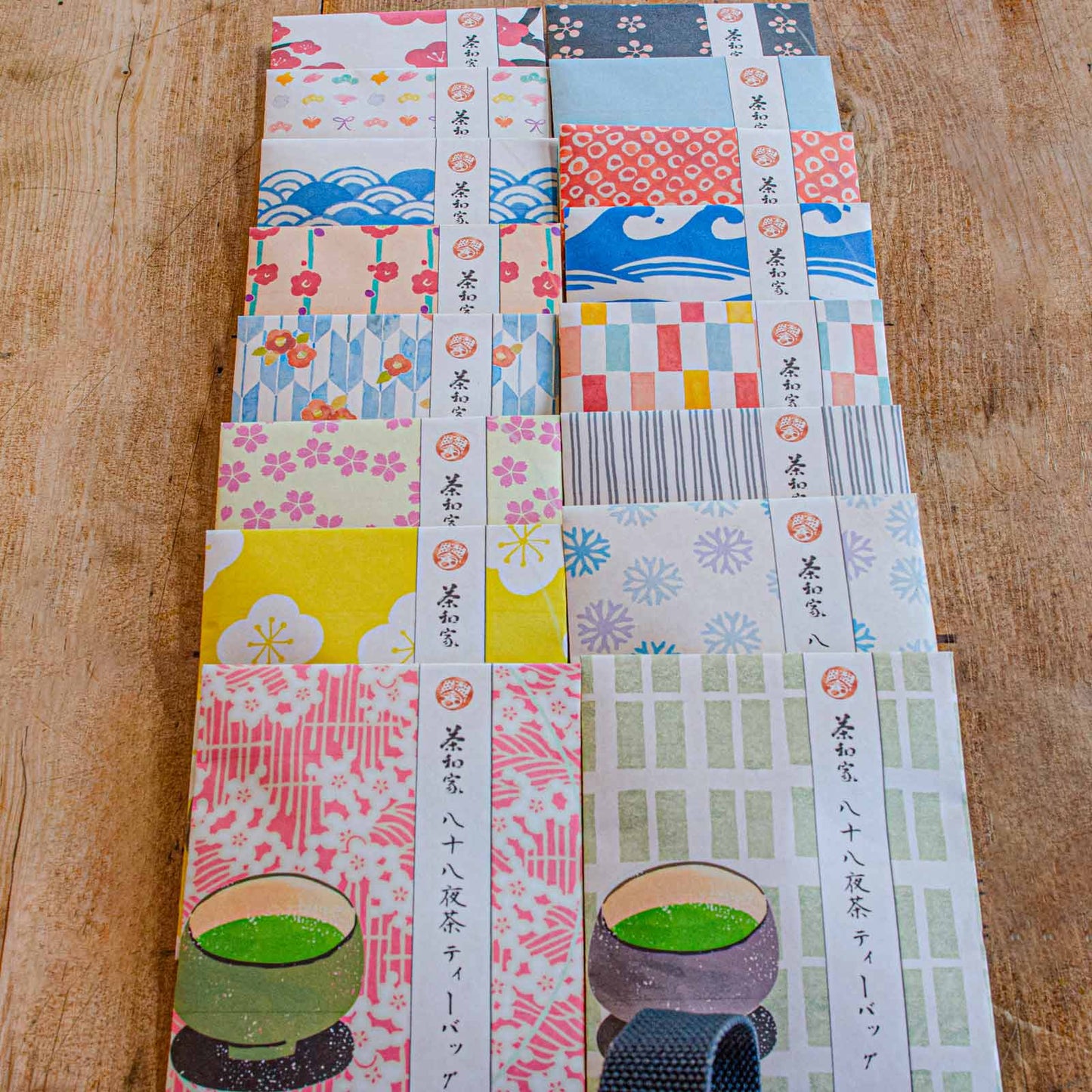 Tea Travel Chawa-ya Tea Picking Basket Tea Black Tea Tea Bag Gift (Strong Yasohachiya Tea 3 Bags x 8 + Soothing Japanese Black Tea 3 Bags x 8) Distributed Bamboo Basket Small Gift
