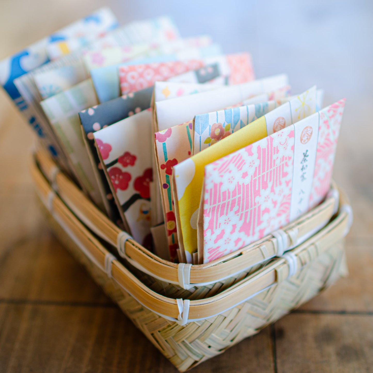 Tea Travel Chawa-ya Tea Picking Basket Tea Black Tea Tea Bag Gift (Strong Yasohachiya Tea 3 Bags x 8 + Soothing Japanese Black Tea 3 Bags x 8) Distributed Bamboo Basket Small Gift