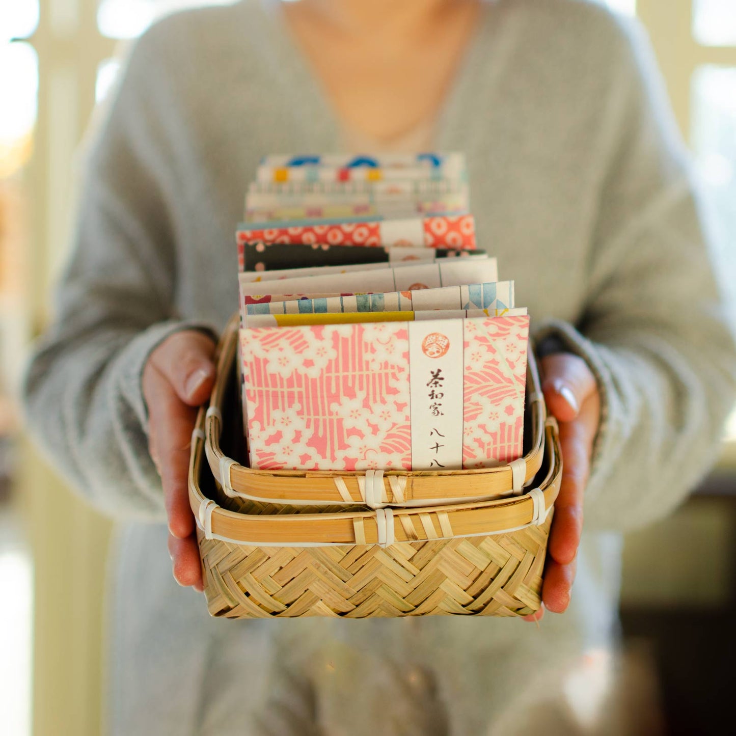 Tea Travel Chawa-ya Tea Picking Basket Tea Black Tea Tea Bag Gift (Strong Yasohachiya Tea 3 Bags x 8 + Soothing Japanese Black Tea 3 Bags x 8) Distributed Bamboo Basket Small Gift